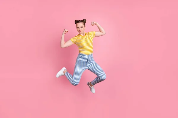Full size ritratto di energico giovane saltando bicipiti flessione isolato su sfondo di colore rosa — Foto Stock