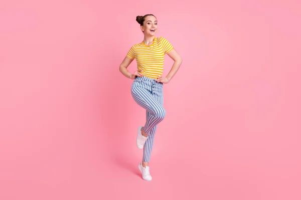 Foto em tamanho completo de otimista agradável morena senhora salto desgaste t-shirt calças isoladas no fundo rosa — Fotografia de Stock