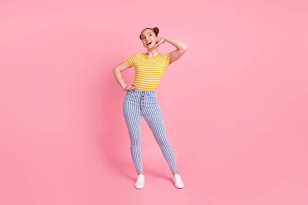 Full size foto di ottimista bella signora bruna look spazio vuoto indossare t-shirt pantaloni isolati su sfondo rosa — Foto Stock