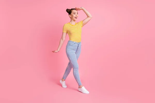 Foto em tamanho completo de otimista agradável morena senhora ir olhar desgaste t-shirt calças isoladas no fundo cor-de-rosa — Fotografia de Stock