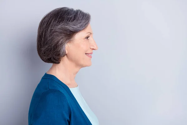 側プロフィール写真のポートレートの笑顔幸せな年上の女性見るコピースペース孤立した上の灰色の背景 — ストック写真