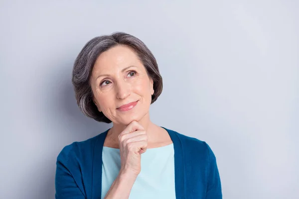 Retrato de atractiva gestora de mente femenina pensando en crear solución aislada sobre fondo de color gris — Foto de Stock