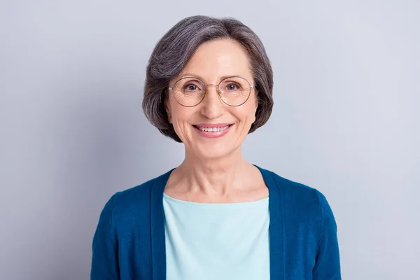 甘い魅力的な年齢の女性の写真は、青カーディガンの眼鏡をかけて笑顔隔離された緑の背景 — ストック写真