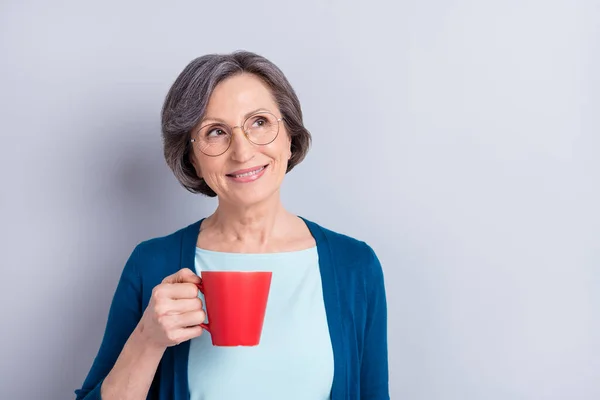 年上のビジネス女性の写真コーヒーを飲む夢のような好奇心灰色の背景に隔離された — ストック写真