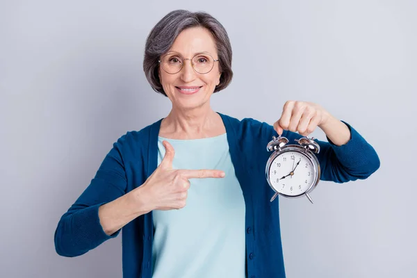 Foto di allegra bella vecchia affascinante donna punta dito sveglia indossare occhiali isolati su sfondo di colore grigio — Foto Stock