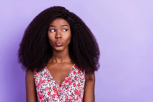 Foto de jovens atraente afro menina desmamado lábios enviar ar beijo você olhar vazio espaço isolado sobre roxo cor fundo — Fotografia de Stock