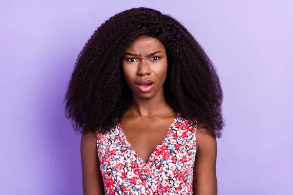 Foto de joven atractiva afro chica infeliz triste molesto noticias falsas negativas aisladas sobre fondo de color púrpura —  Fotos de Stock