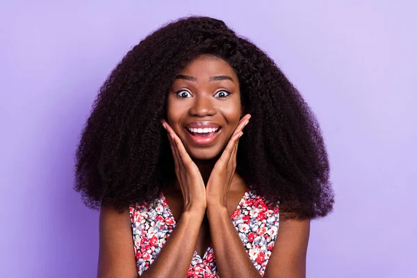 Foto da jovem menina afro feliz sorriso positivo surpreso animado notícias venda isolada sobre fundo de cor roxa — Fotografia de Stock