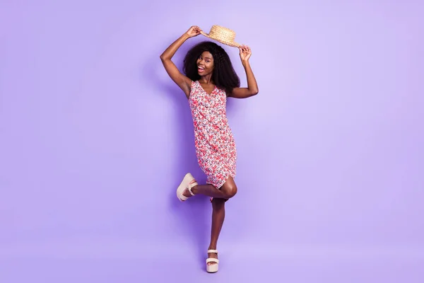 Ganzkörpergröße Foto von überglücklichen Frau trägt Hut Sommer bedruckten Kleid isoliert pastellvioletten Farbhintergrund — Stockfoto