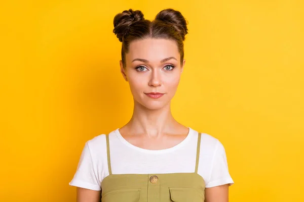 Foto van charmante jonge dame twee top-knopen kijken camera dragen groen over het algemeen geïsoleerde helder gele achtergrond — Stockfoto