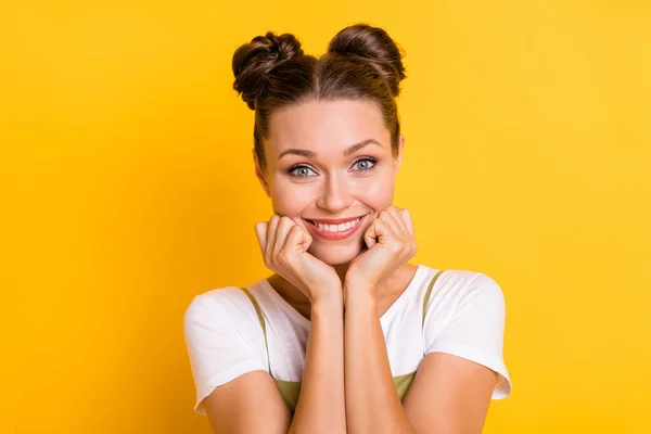 Foto von entzückenden charmante Dame Hände Wangenknochen zahmes Lächeln tragen grüne Gesamt isoliert gelben Hintergrund — Stockfoto