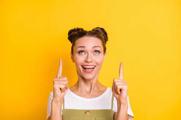 Portret van aantrekkelijke vrolijke meisje demonstreren kopieerruimte bieden ad-oplossing geïsoleerd over helder gele kleur achtergrond — Stockfoto