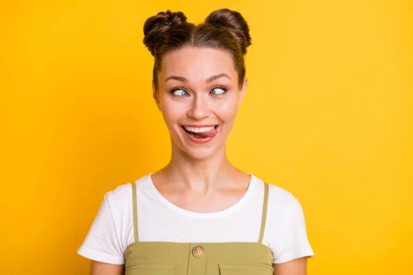 Portret van optimistische brunette mooie dame tong uit slijtage helder t-shirt geïsoleerd op levendige gele kleur achtergrond — Stockfoto