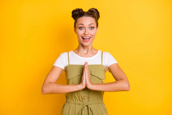 Portret van aantrekkelijke vrolijke meisje vragen gunst goed humeur geïsoleerd over helder gele kleur achtergrond — Stockfoto