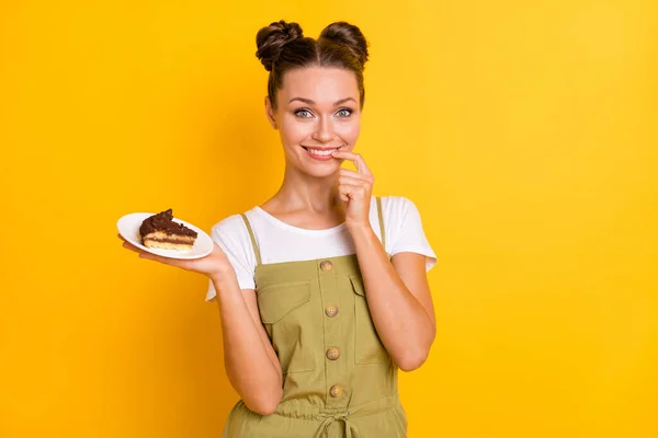 Πορτρέτο της ελκυστική χαρούμενη κορίτσι εκμετάλλευση για το κομμάτι παλάμη ζαχαροπλαστικής απομονώνονται σε φωτεινό κίτρινο χρώμα φόντο — Φωτογραφία Αρχείου