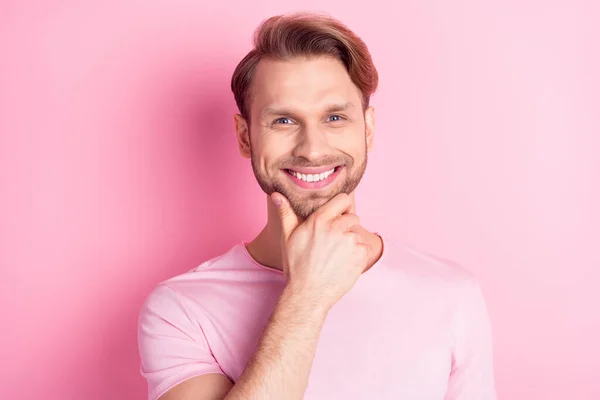 Foto van tevreden jonge man arm op kin denken tand glimlach kijken camera geïsoleerd op roze kleur achtergrond — Stockfoto