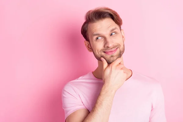 Portrét pozitivní člověk ruka na bradě vypadat prázdný prostor úsměv myšlení izolované na růžovém pozadí — Stock fotografie