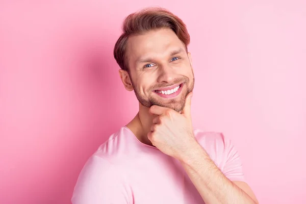 Foto van vriendelijke tevreden man arm op kin stralende glimlach kijk camera geïsoleerd op roze kleur achtergrond — Stockfoto