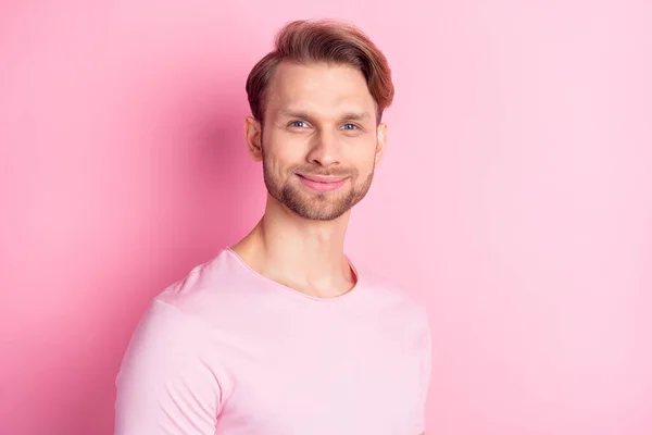Profiili muotokuva puoli kääntyi tyytyväinen mies katso kamera hymy eristetty pastelli vaaleanpunainen väri tausta — kuvapankkivalokuva