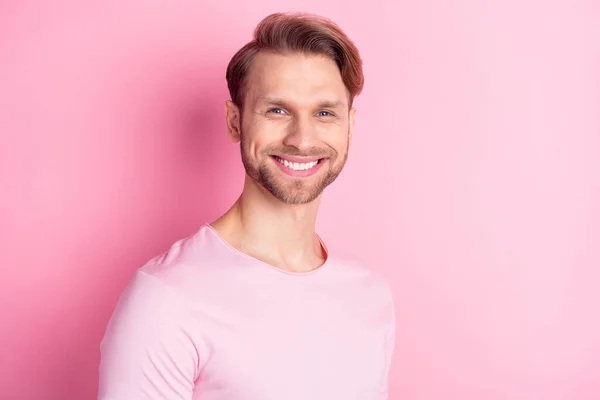 Profiel foto van half gedraaid positieve persoon stralende glimlach kijk camera geïsoleerd op roze kleur achtergrond — Stockfoto