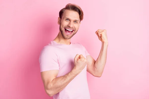 Profiel foto van verbaasd vrolijke man vuisten open mond schreeuwen ja geïsoleerd op roze kleur achtergrond — Stockfoto