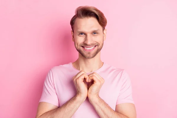 감사를 표하는 젊은 남자의 사진, 손에 가슴 이 핑크 색 배경으로 웃고 있는 평범 한 옷을 입고 있다 — 스톡 사진