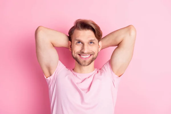 Foto av söt attraktiv gentleman klädd casual t-shirt leende armar bakom huvudet tittar upp tomt utrymme isolerad rosa färg bakgrund — Stockfoto