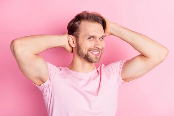 Bild av charmig söt ung kille bära casual kläder armar huvud ler isolerad rosa färg bakgrund — Stockfoto