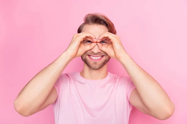 Foto de jovem muito brincalhão usar roupas casuais mostrando óculos de braços sorrindo isolado cor de fundo rosa — Fotografia de Stock