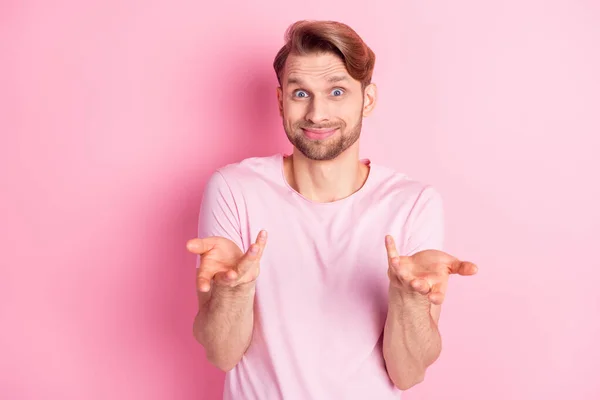 Zdjęcie śmieszne przystojny młody dżentelmen ubrany dorywczo t-shirt podnoszące ramiona zapytać go zapłacić mu pieniądze odizolowane różowy kolor tła — Zdjęcie stockowe