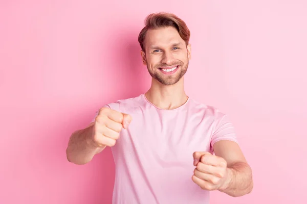 Foto van vrij charmante jonge man dragen casual kleding glimlachen rijden auto gebaar geïsoleerde roze kleur achtergrond — Stockfoto