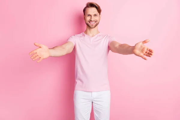 Φωτογραφία του γοητευτικό είδος νεαρός άνδρας φορούν casual ρούχα χαμογελώντας ανοιχτές αγκάλες θέλουν αγκαλιά σας απομονωμένο ροζ φόντο χρώμα — Φωτογραφία Αρχείου