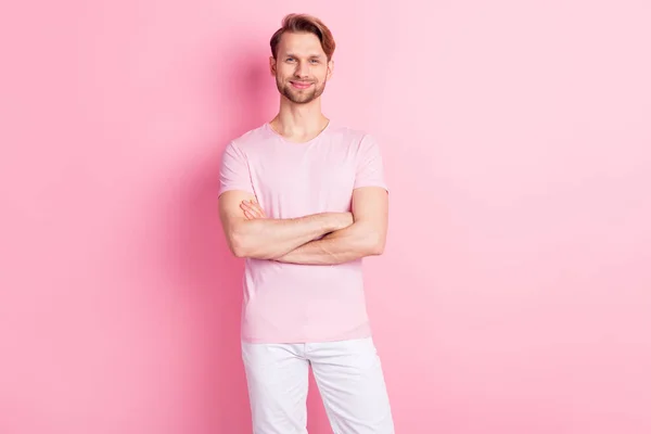 Foto von charmanten süßen jungen Kerl tragen lässige Kleidung lächelnde Hände gekreuzt isoliert rosa Farbe Hintergrund — Stockfoto