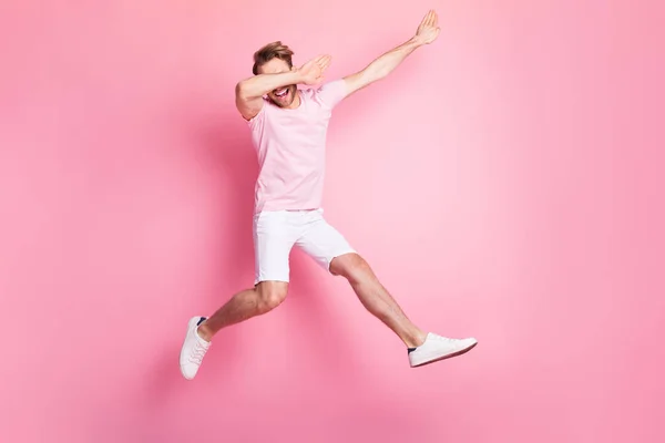 흥분 한 남자의 팔을 흔들며 웃는 모습의 완전 한 체형 혼자 서 핑크 색 배경을 보지 마라 — 스톡 사진