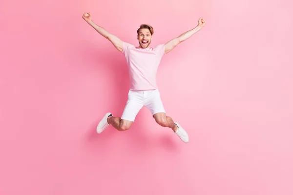 팔을 벌리고 주먹을 들고 축하하는 유쾌 한 남자의 전신 초상화 핑크 색 배경에 고립된 기분 — 스톡 사진