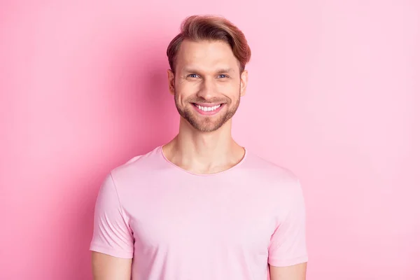 Foto de encantador joven dulce usar ropa casual sonriendo aislado color rosa fondo — Foto de Stock