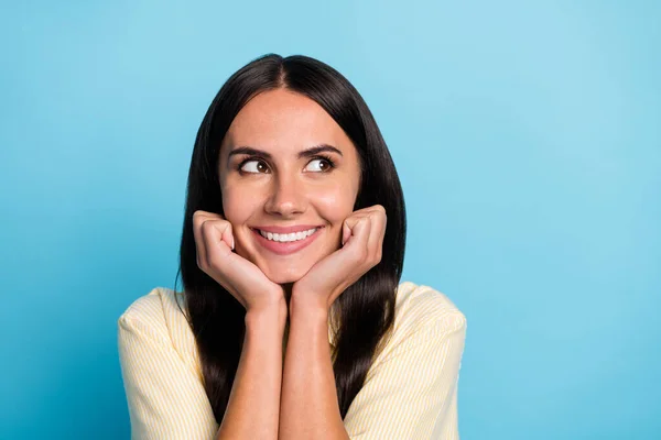 Primer plano retrato de atractiva chica alegre curiosa pensamiento copia espacio vacío aislado sobre fondo de color azul brillante — Foto de Stock