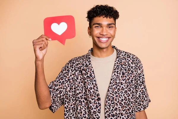 Fénykép a brunet optimista fickó tartsa szív viselni modern ing nadrág elszigetelt bézs színű háttér — Stock Fotó