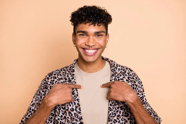 Retrato de alegre joven de piel oscura chico indicar dedo en sí mismo sonrisa dentada aislado en fondo de color beige —  Fotos de Stock