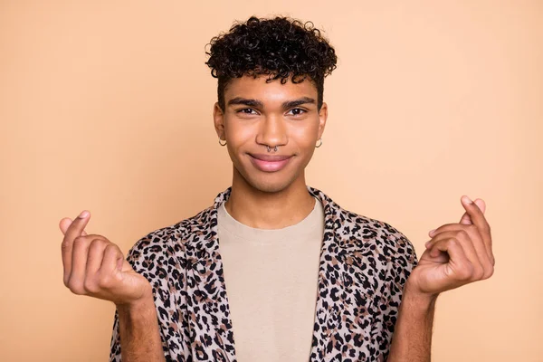Ritratto di bruno ottimista ragazzo mani chiedere soldi indossare camicia moderna isolato su sfondo di colore beige pastello — Foto Stock