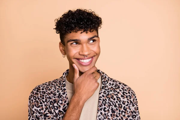 Ritratto di brunetta ottimista ragazzo mano mento guardare vuoto spazio indossare camicia moderna isolato su sfondo di colore beige pastello — Foto Stock