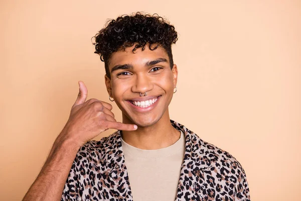 Porträt von brünetten optimistischen Kerl bitten zu nennen tragen modernes Hemd isoliert auf pastellbeige Hintergrund — Stockfoto