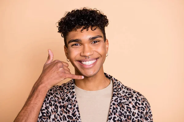 Retrato de morena cara otimista pedir para chamar o desgaste camisa moderna isolada no fundo de cor bege pastel — Fotografia de Stock