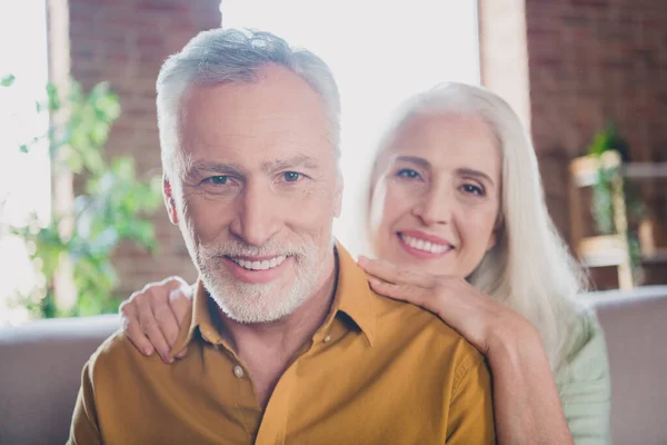 Foto de feliz y encantador hombre viejo y mujer sonrisa de la familia buen humor en el interior de la casa apartamento en casa —  Fotos de Stock