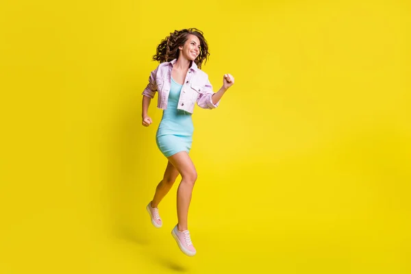 Retrato de perfil de tamaño completo de atractiva dama alegre corriendo mirar espacio vacío aislado sobre fondo de color amarillo — Foto de Stock