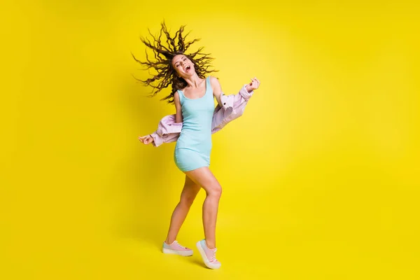 フル長いです写真のかなり陽気な女の子オープン口ダンス髪飛行孤立した上黄色の色の背景 — ストック写真