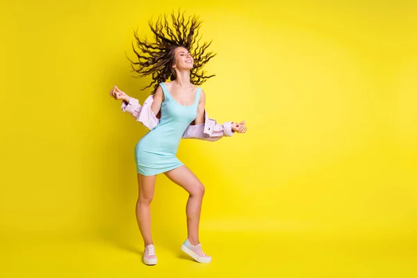 Πλήρης φωτογραφία μέγεθος της ευτυχούς χαμογελώντας καλή διάθεση όμορφη γυναίκα χορό με ιπτάμενα μαλλιά απομονώνονται σε κίτρινο χρώμα φόντο — Φωτογραφία Αρχείου