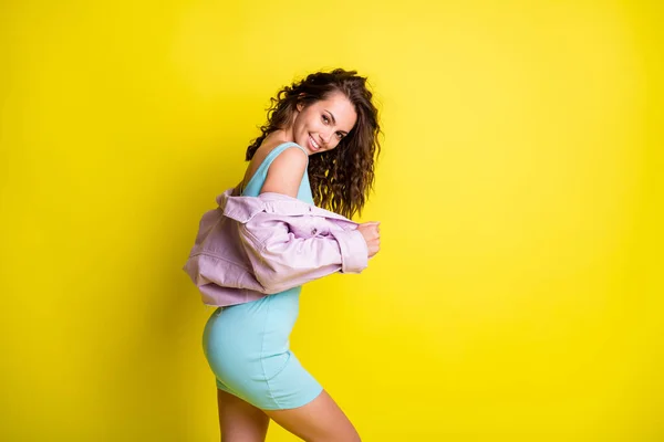 Foto de feliz sonrisa coqueta coqueta impresionante hermosa chica en vestido corto chaqueta de color lila aislado sobre fondo de color amarillo — Foto de Stock