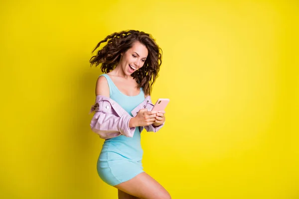 Profilfoto von hübschen fröhlichen Mädchen, die Blog-Post schreiben Kommentar zahmes Lächeln isoliert auf gelbem Hintergrund — Stockfoto