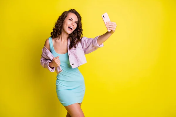 Porträt von attraktiven fröhlichen welligen Mädchen macht Selfie Spaß isoliert über leuchtend gelben Farbhintergrund — Stockfoto
